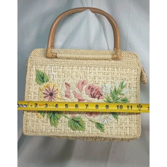 Fossil Tan Embroidered Rattan Straw Purse W/ Wooden Handles Floral Pocketbook - Picture 4 of 11
